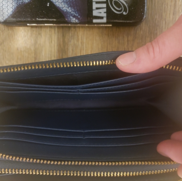 2 wallets - Picture 2 of 4